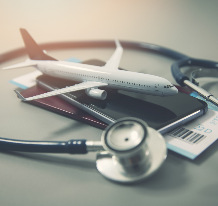 Fotografija koncepta varnega potovanja s torbico z najnujnejšimi zdravili