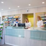 Tri delavke v lekarni pred računalnikom