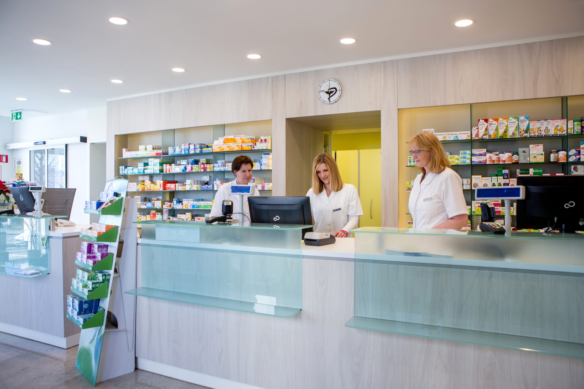 Tri delavke v lekarni pred računalnikom