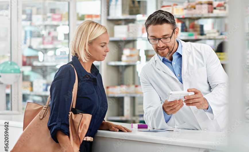 Dve osebi se pogovarjata v lekarni